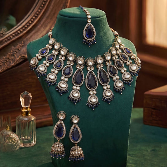 Stilvolles Kundan-Halsketten-Set in Blau mit königlichem, ethnisch-traditionellem Handwerksdesign