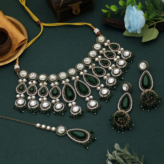Traditionelles grünes Kundan-Halsketten-Set mit eleganten Brautsteinverzierungen