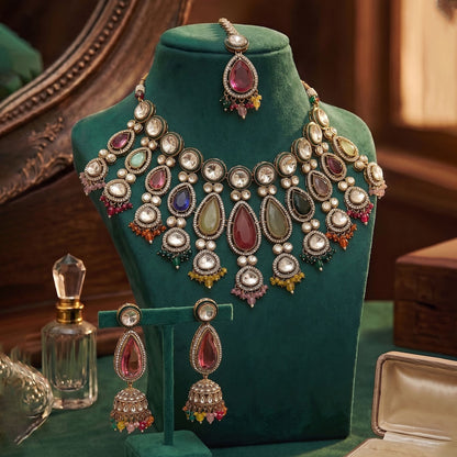 Künstlerisches mehrfarbiges Kundan-Halsketten-Set mit lebhaftem traditionellen festlichen Stein-Design