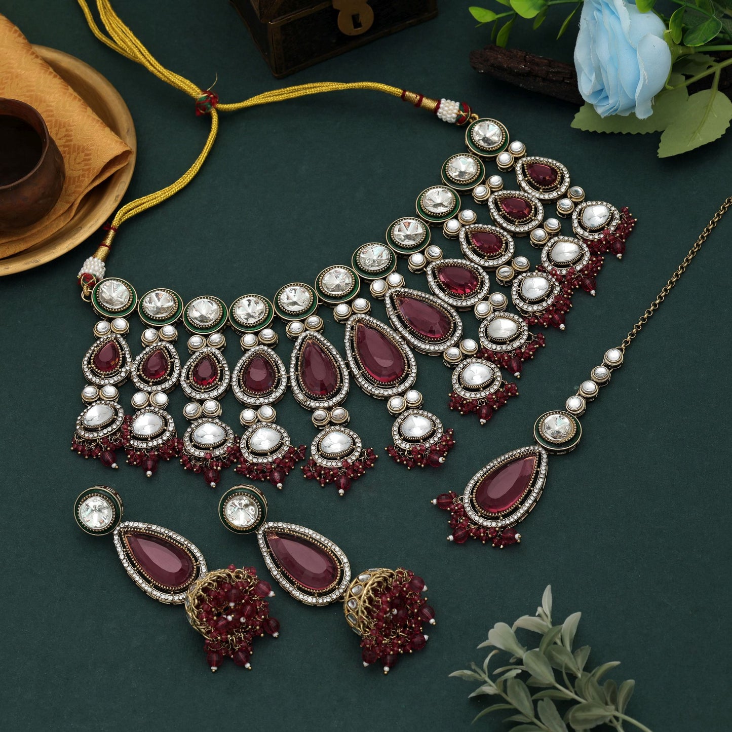 Elegantes magentafarbenes Kundan-Halsketten-Set mit traditionellen königlichen Steinverzierungen