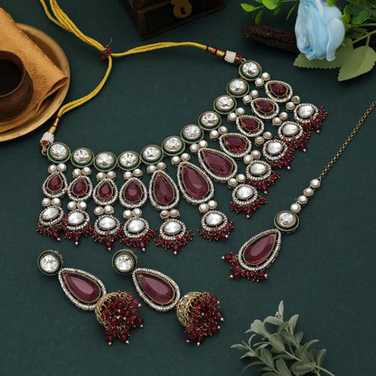 Elegantes magentafarbenes Kundan-Halsketten-Set mit traditionellen königlichen Steinverzierungen