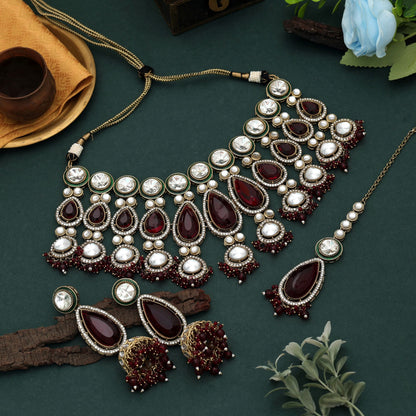 Luxuriöses, weinrotes Kundan-Halsketten-Set mit aufwendiger ethnischer Brautkunst