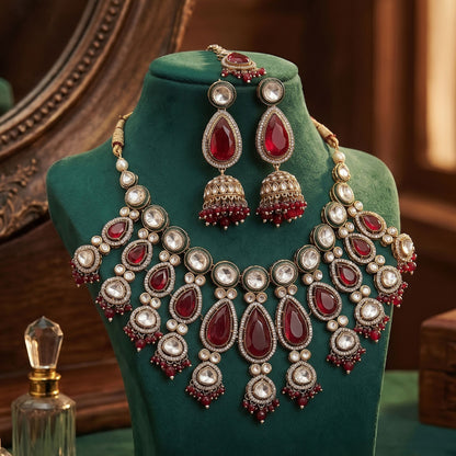 Luxuriöses, weinrotes Kundan-Halsketten-Set mit aufwendiger ethnischer Brautkunst