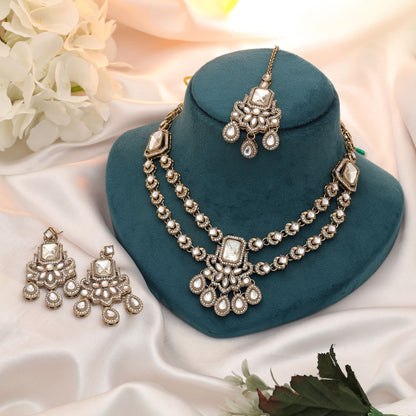 Anmutiges weißes Kundan-Halsketten-Set mit klassischem traditionellem ethnischem Kunstwerk-Design