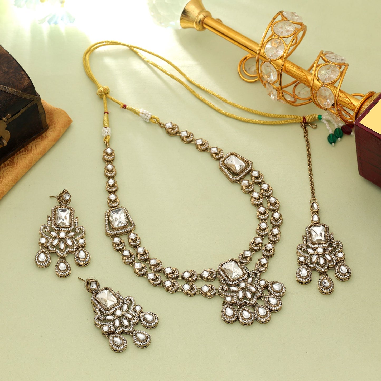 Anmutiges weißes Kundan-Halsketten-Set mit klassischem traditionellem ethnischem Kunstwerk-Design