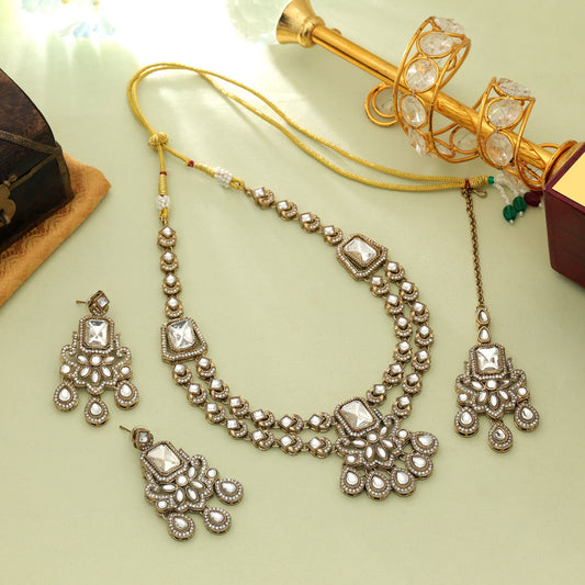 Anmutiges weißes Kundan-Halsketten-Set mit klassischem traditionellem ethnischem Kunstwerk-Design