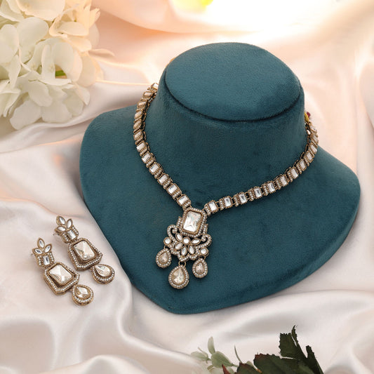 Bezauberndes weißes Kundan-Halsketten-Set mit eleganter Brautparty-Optik