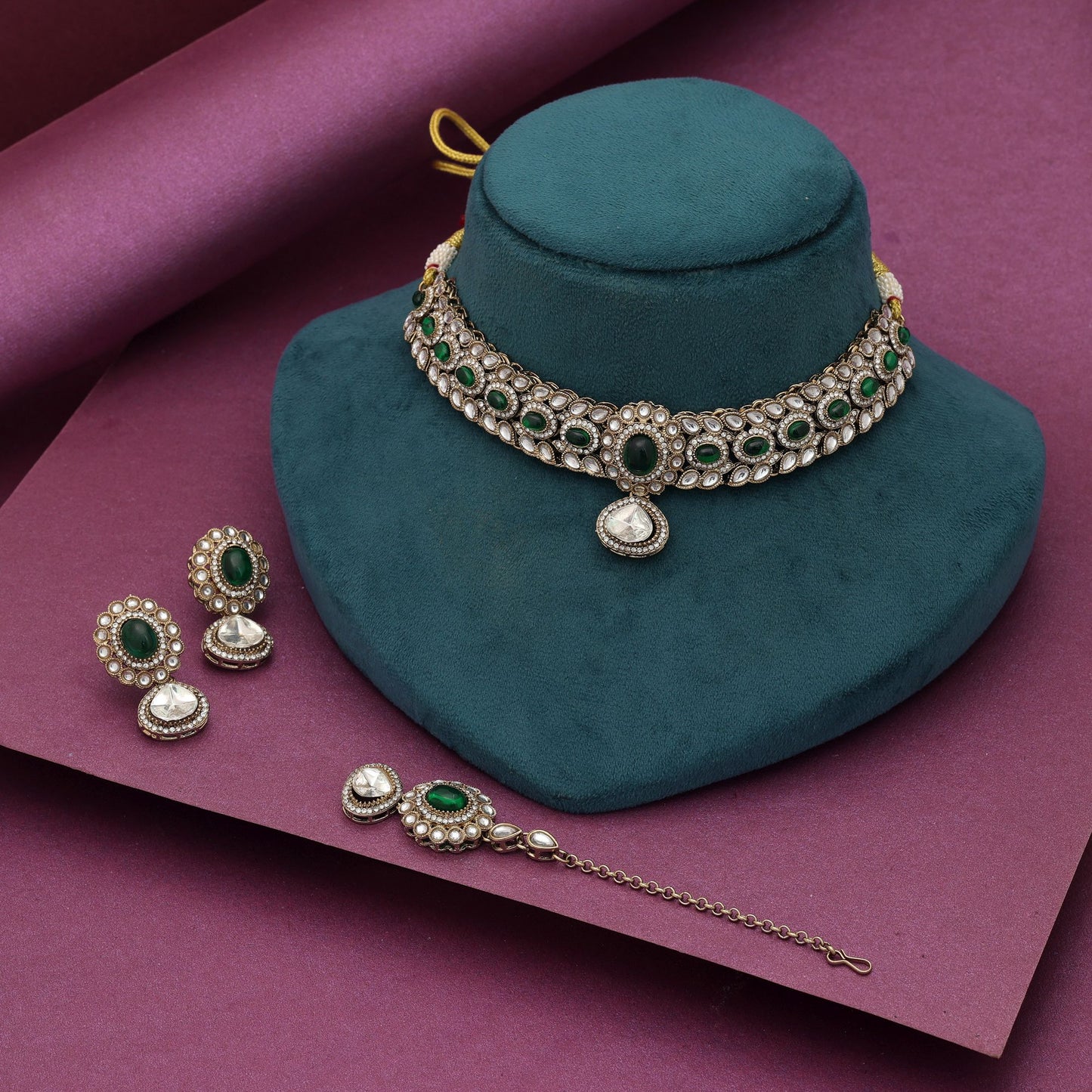 Elegantes grünes Choker Kundan Halsketten-Set mit edlem ethnischem Braut-Finish