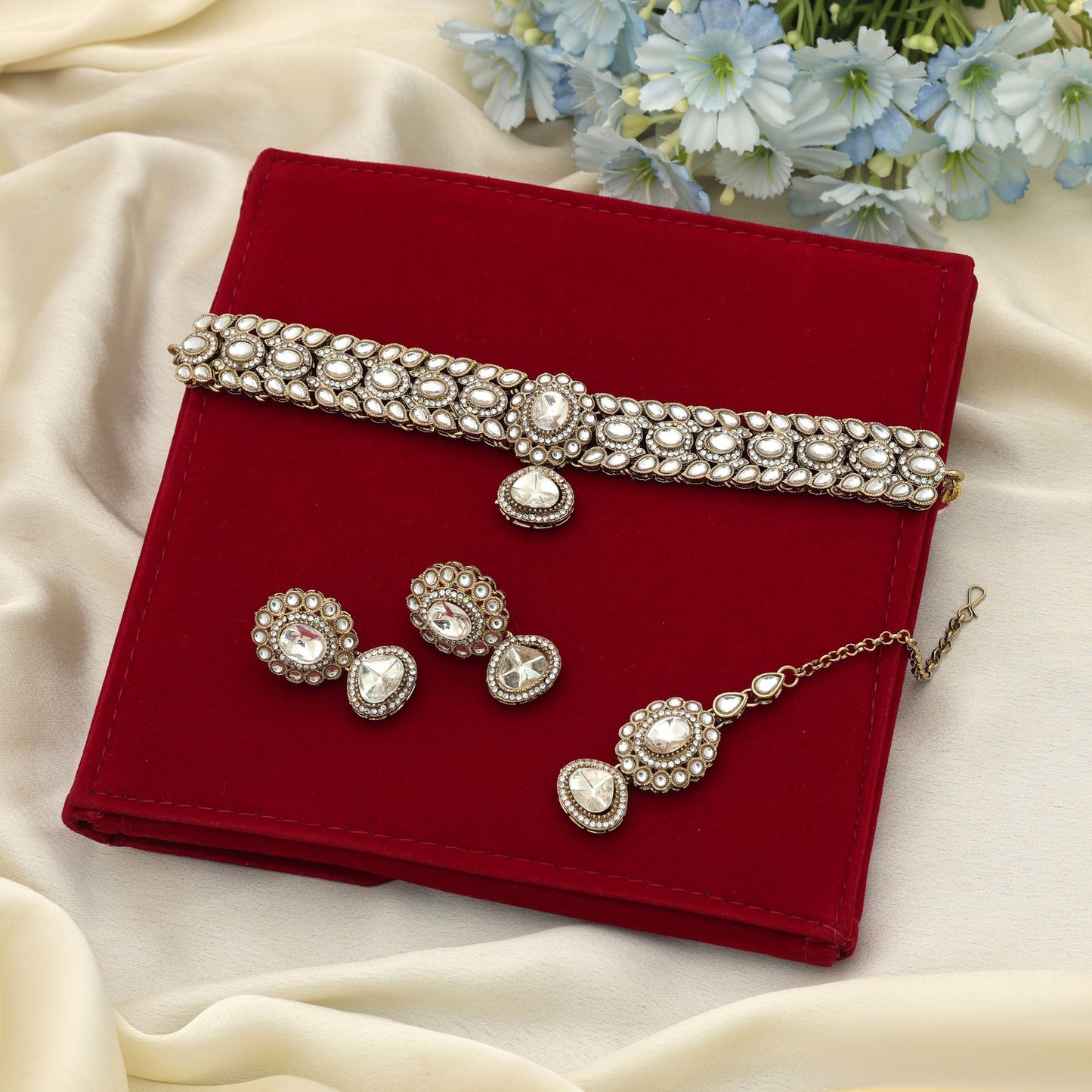 Wunderschönes, weißes Choker-Kundan-Halsketten-Set für einen luxuriösen ethnischen Brautlook
