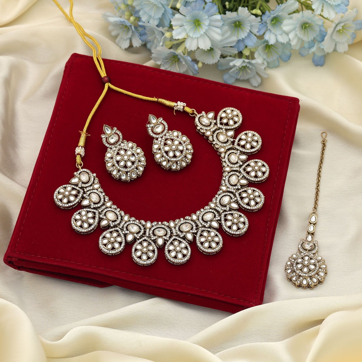 Klassisches, weißes Kundan-Halsketten-Set, entworfen für traditionelle festliche Anlässe