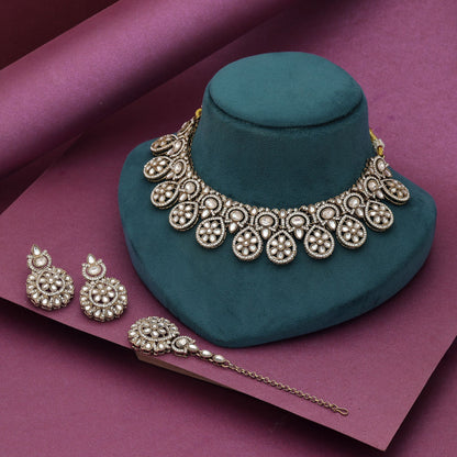 Klassisches, weißes Kundan-Halsketten-Set, entworfen für traditionelle festliche Anlässe