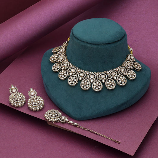 Klassisches, weißes Kundan-Halsketten-Set, entworfen für traditionelle festliche Anlässe