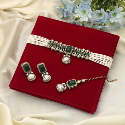 Exquisites grünes Choker-Kundan-Halsketten-Set mit Designer-Ethno-Braut-Touch