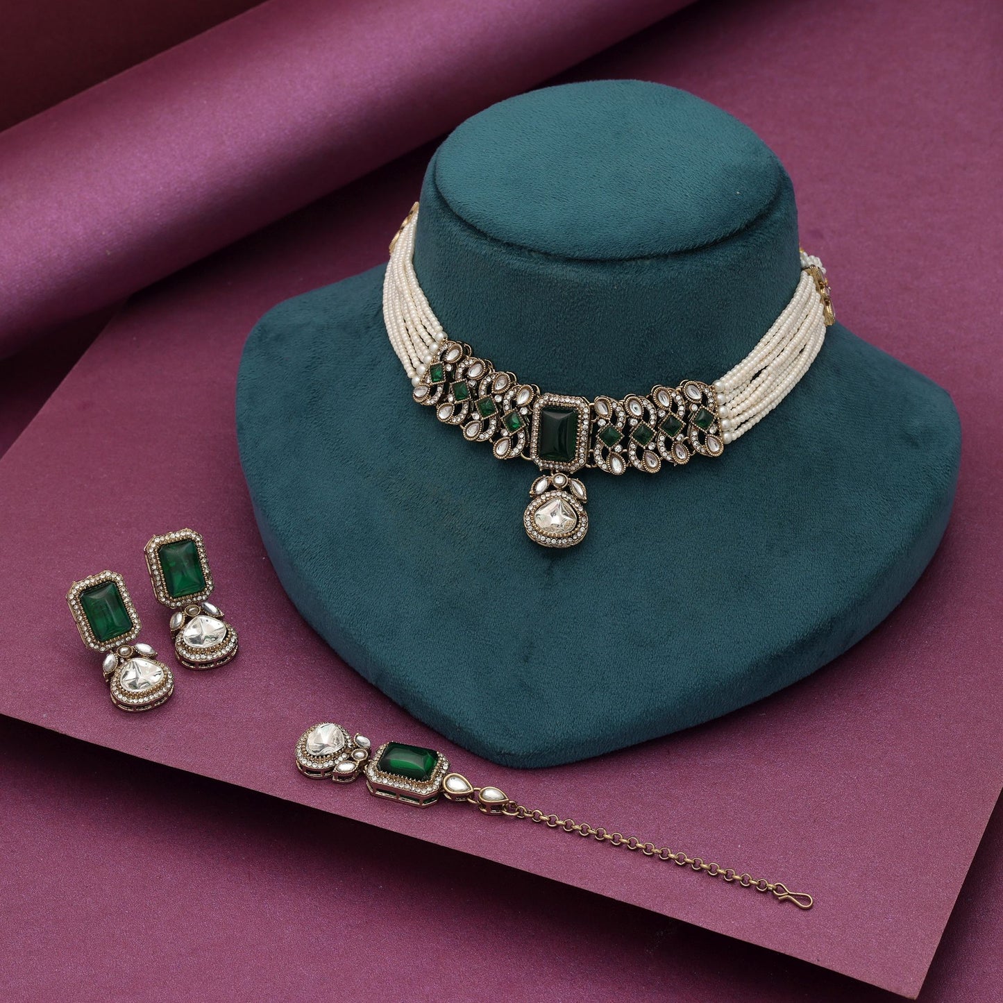 Exquisites grünes Choker-Kundan-Halsketten-Set mit Designer-Ethno-Braut-Touch