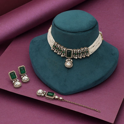 Exquisites grünes Choker-Kundan-Halsketten-Set mit Designer-Ethno-Braut-Touch