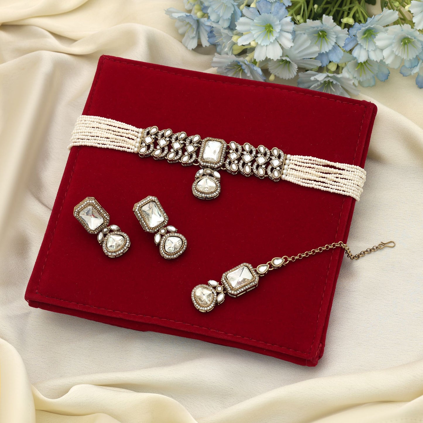 Anmutiges, weißes Choker-Kundan-Halsketten-Set mit traditionellem Brautschmuck-Design
