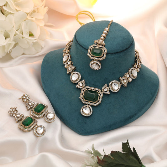 Elegantes grünes Kundan-Halsketten-Set mit stilvollem, traditionellem Party-Look