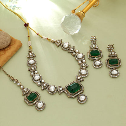 Elegantes grünes Kundan-Halsketten-Set mit stilvollem, traditionellem Party-Look