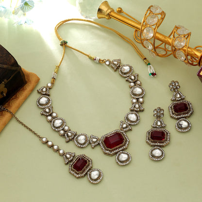 Klassisches rotes Kundan-Halsketten-Set, inspiriert von königlichem ethnischem Brautschmuck