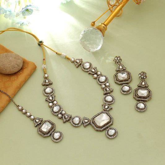 Wunderschönes Kundan-Halsketten-Set in Weiß für Damen – ethnischer Hochzeits-Modestil