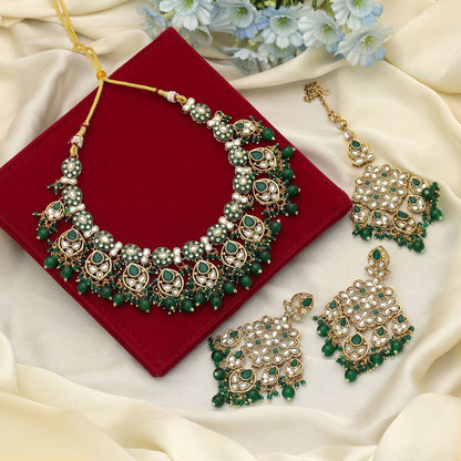 Elegantes grünes Meena-Arbeit Kundan-Halsketten-Set für festliche ethnische Anlässe