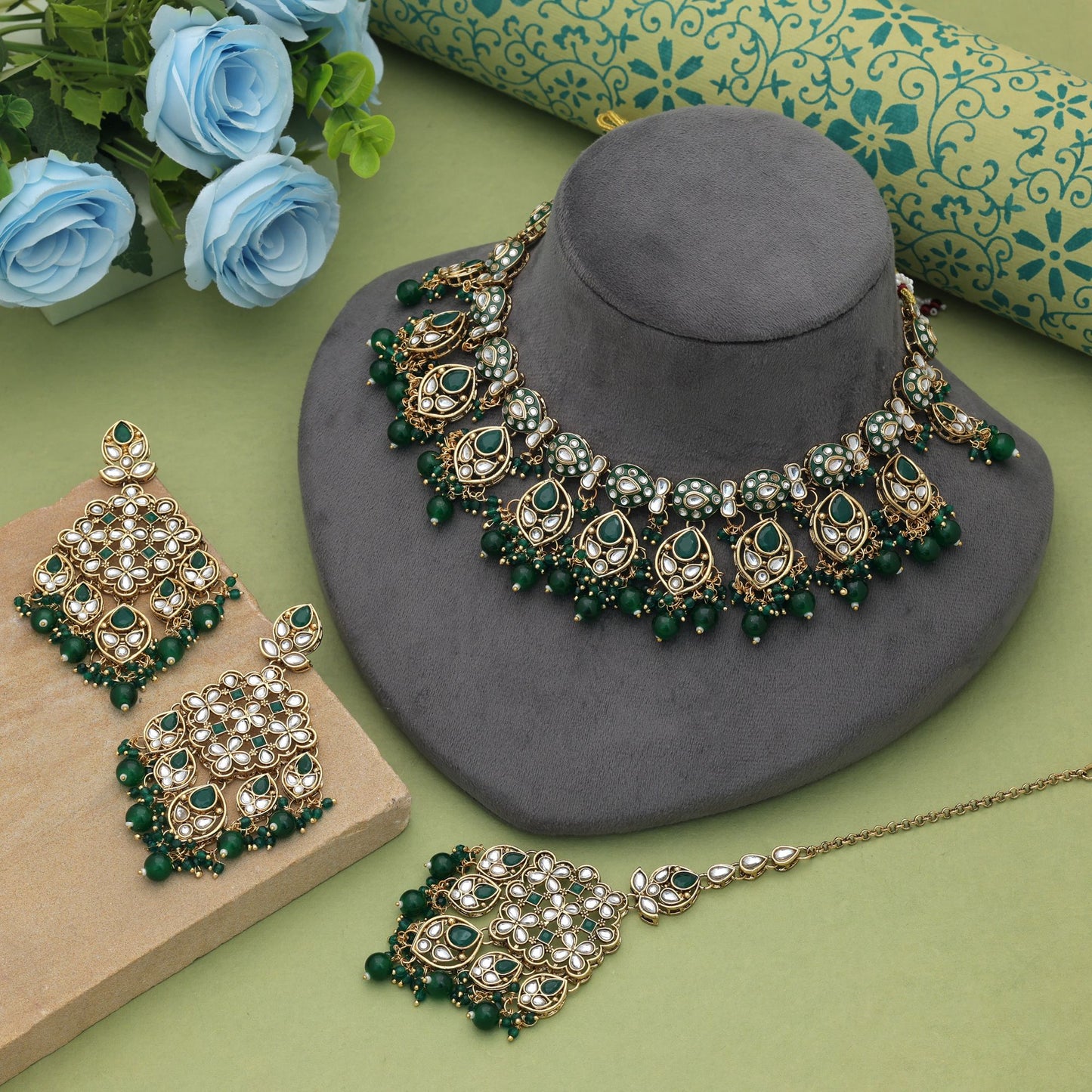Elegantes grünes Meena-Arbeit Kundan-Halsketten-Set für festliche ethnische Anlässe