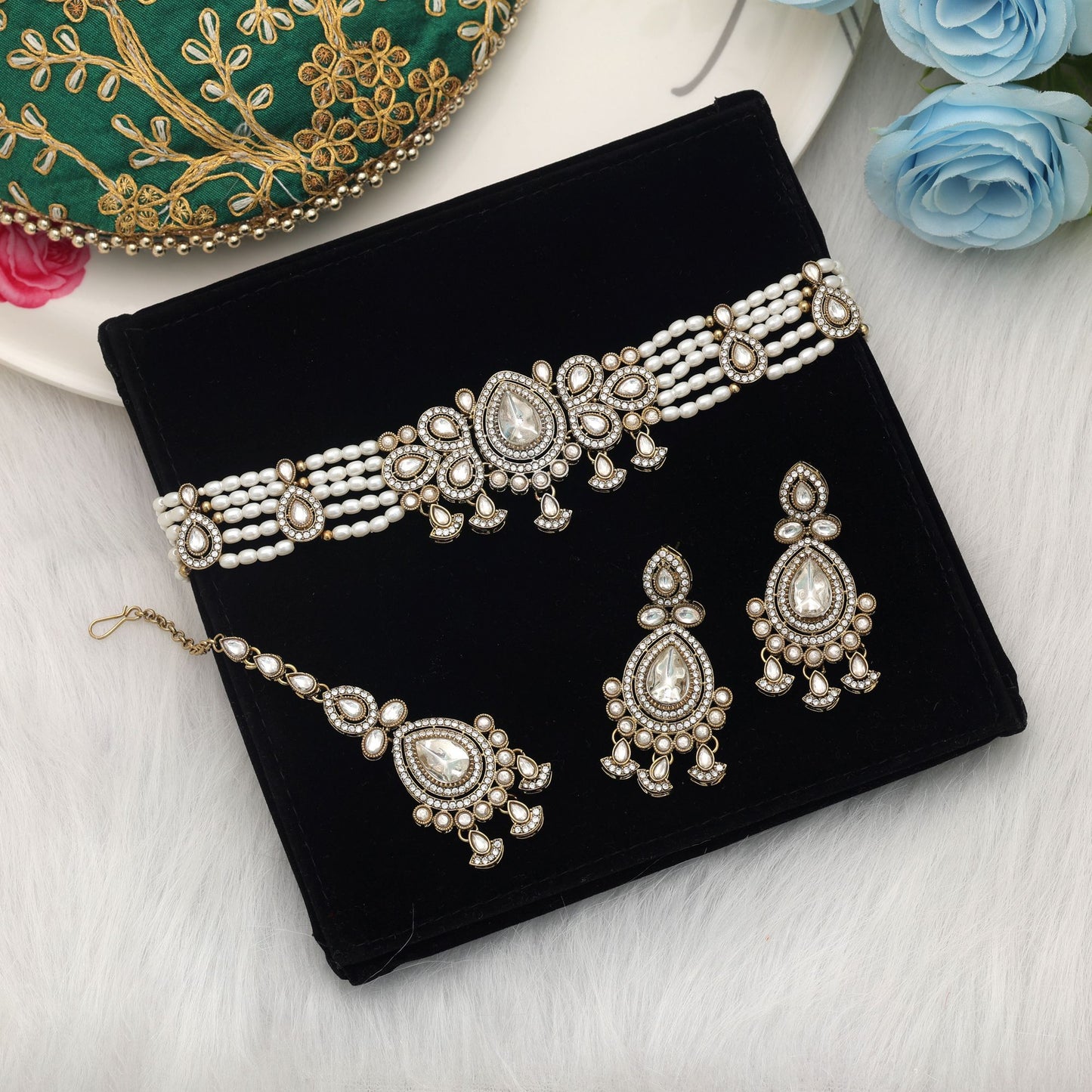 Royal White Color Choker Kundan Necklace Set For Traditional Party Wear