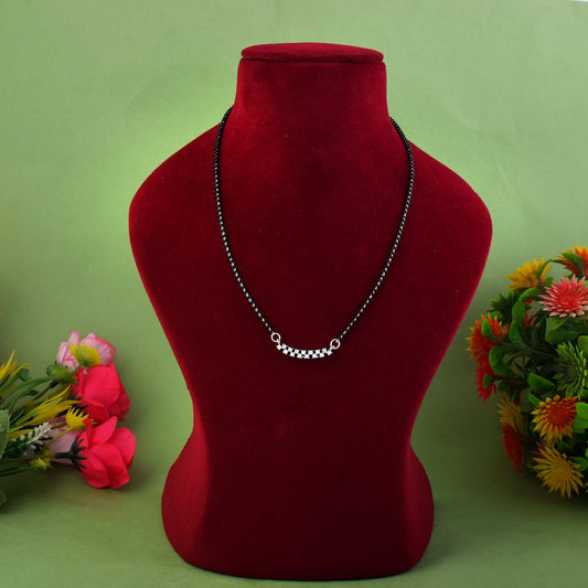 Silberfarbenes Mangalsutra mit amerikanischem Diamanten und Doppelkette und Charm-Design