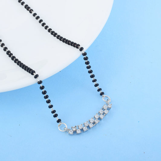 Silberfarbenes Mangalsutra mit amerikanischem Diamanten und Doppelkette und Charm-Design