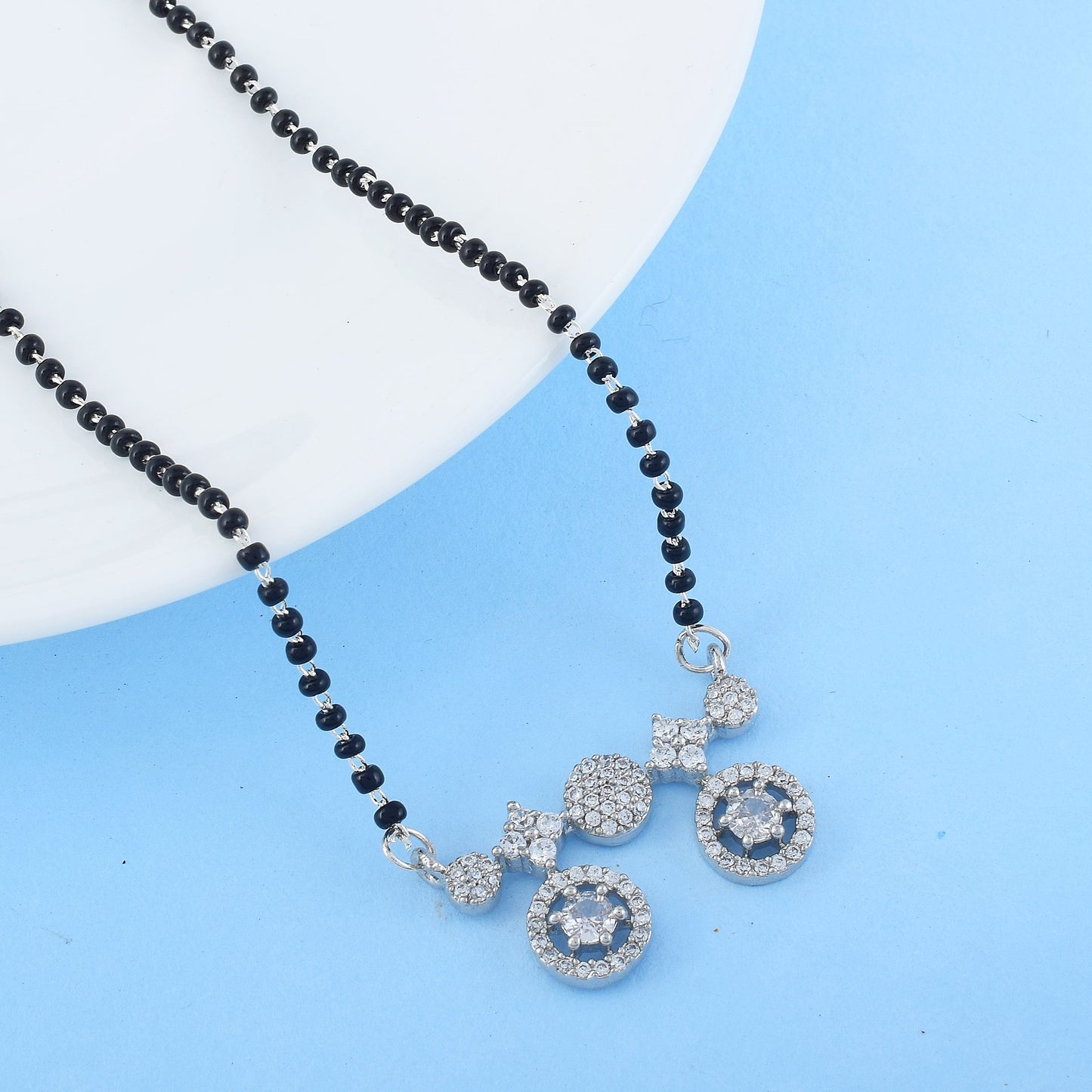 Silberfarbenes Mangalsutra mit amerikanischem Diamanten und elegantem, schlankem Kettenmuster