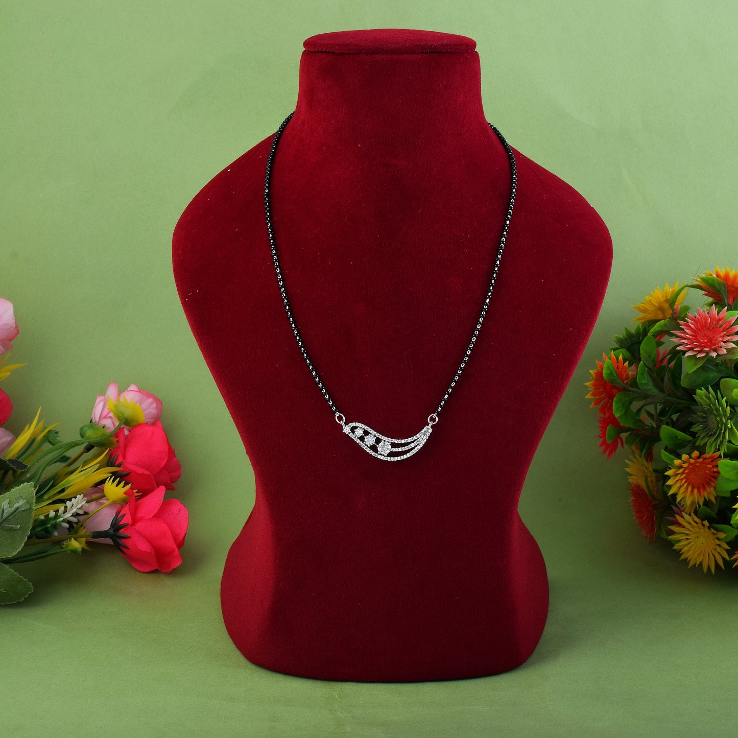 Silberfarbenes Mangalsutra mit amerikanischem Diamanten und kleinem traditionellen Perlenanhänger