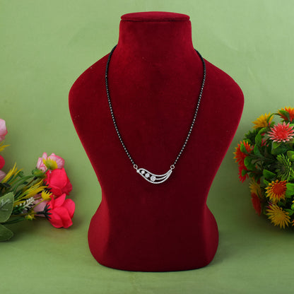 Silberfarbenes Mangalsutra mit amerikanischem Diamanten und kleinem traditionellen Perlenanhänger