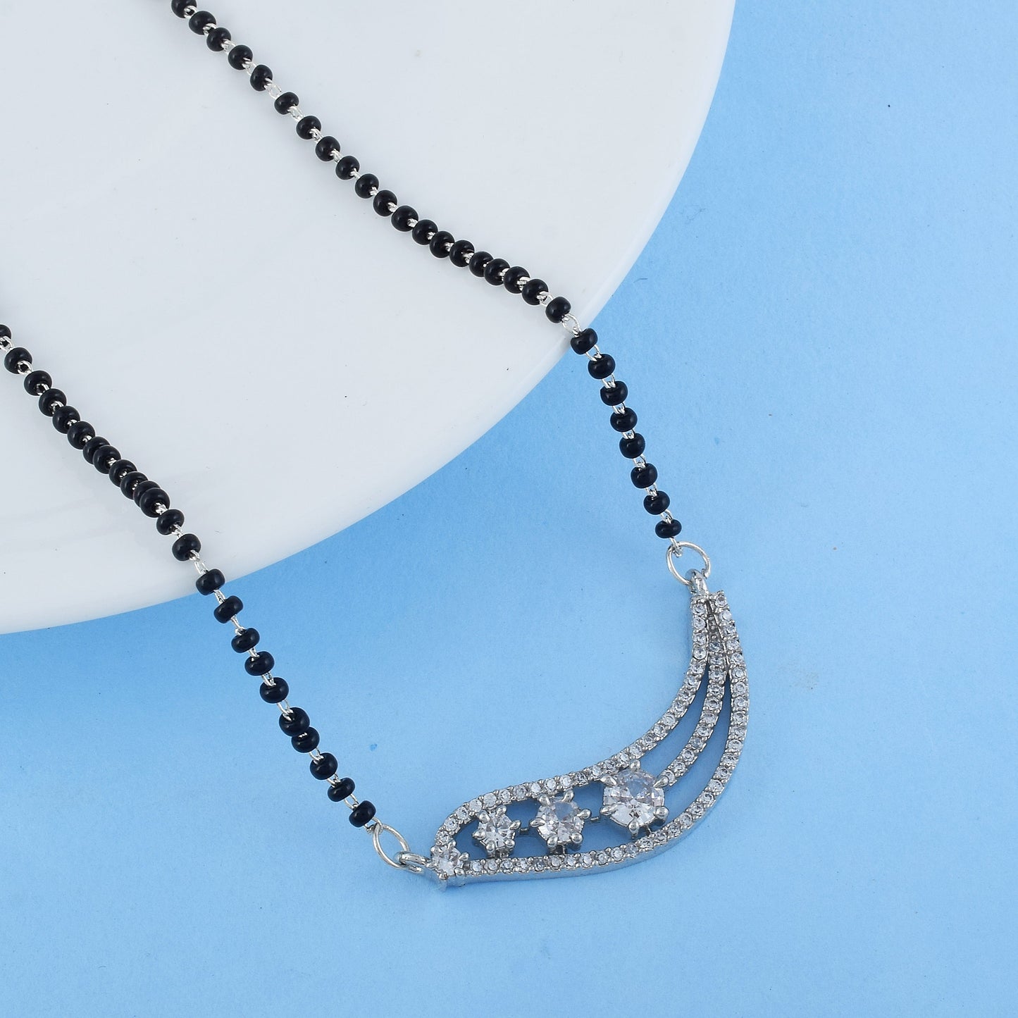 Silberfarbenes Mangalsutra mit amerikanischem Diamanten und kleinem traditionellen Perlenanhänger