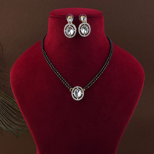 Stilvolles Kundan AD Mangalsutra in weißer Farbe mit von der Kundan-Halskette inspirierten Details