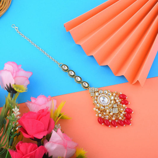 Kundan Maang Tikka in königlichem Rot, entworfen für Bräute, Hochzeiten und traditionelle Feste