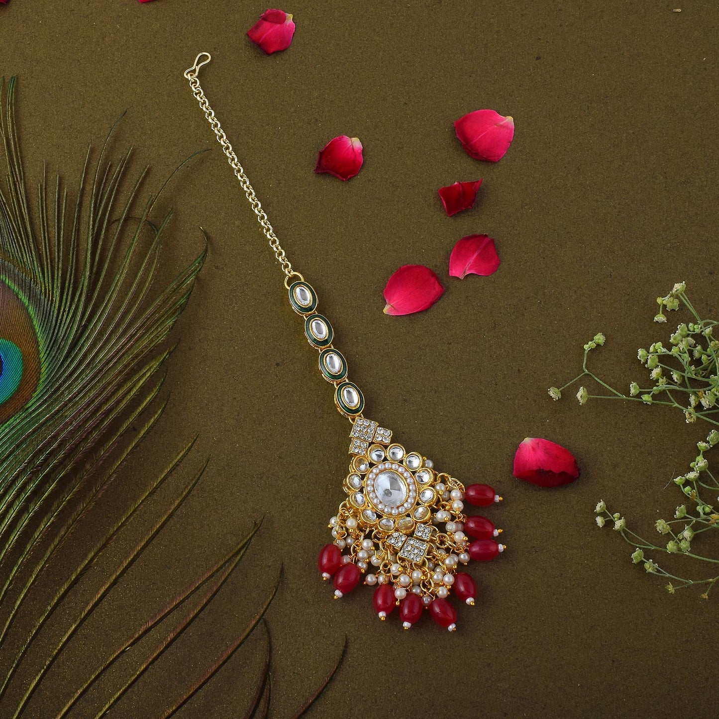 Kundan Maang Tikka in königlichem Rot, entworfen für Bräute, Hochzeiten und traditionelle Feste