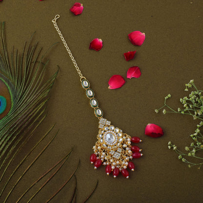 Kundan Maang Tikka in königlichem Rot, entworfen für Bräute, Hochzeiten und traditionelle Feste
