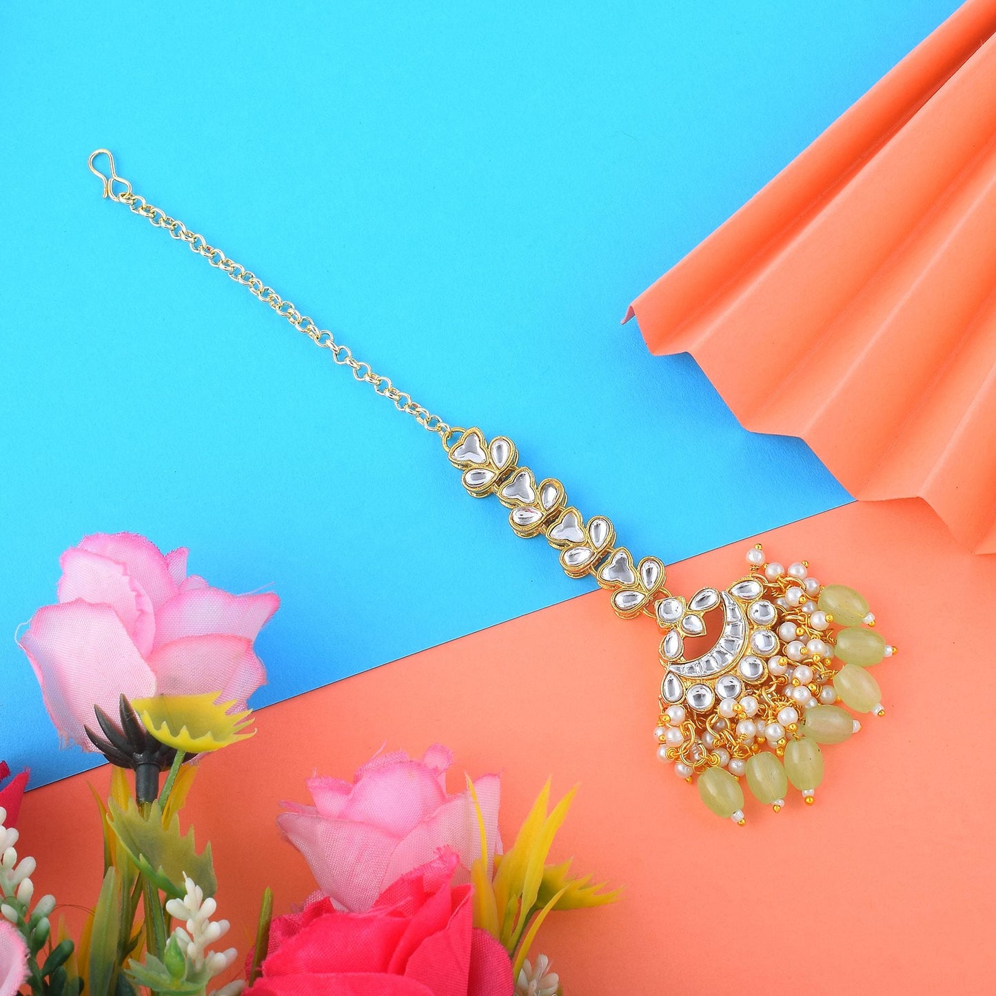 Stilvolles Kundan Maang Tikka in Pista-Grün, gefertigt für Bräute, Festivals und kulturelle Veranstaltungen