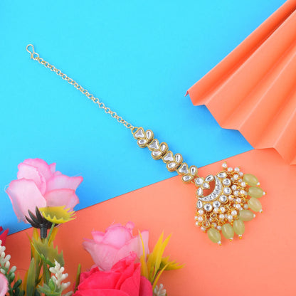 Stilvolles Kundan Maang Tikka in Pista-Grün, gefertigt für Bräute, Festivals und kulturelle Veranstaltungen