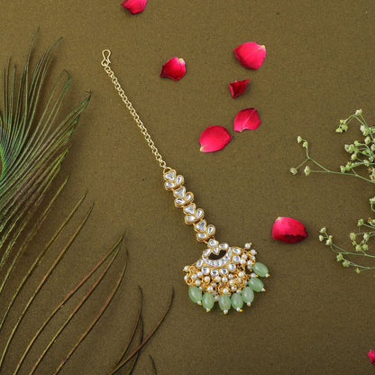 Stilvolles Kundan Maang Tikka in Pista-Grün, gefertigt für Bräute, Festivals und kulturelle Veranstaltungen