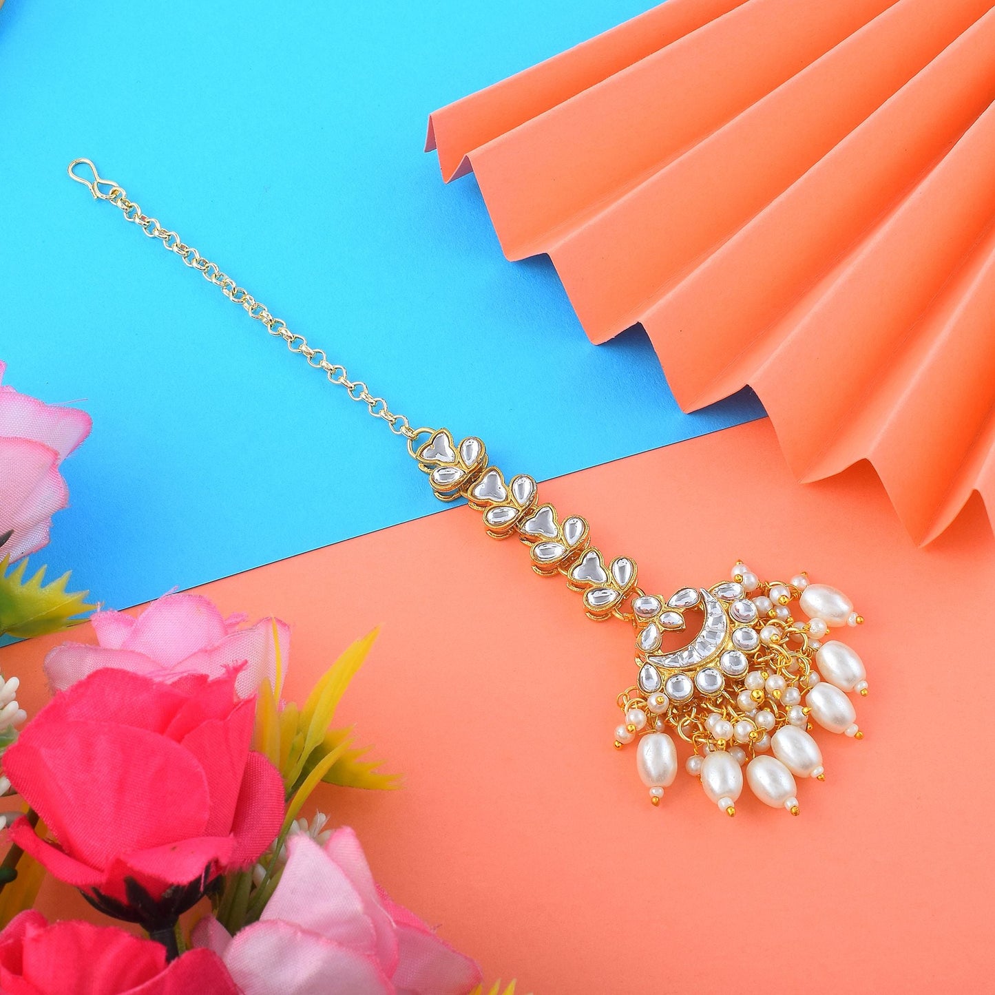 Atemberaubende Kundan Maang Tikka in Weiß, entworfen mit authentischem indischem Brautschmuckhandwerk