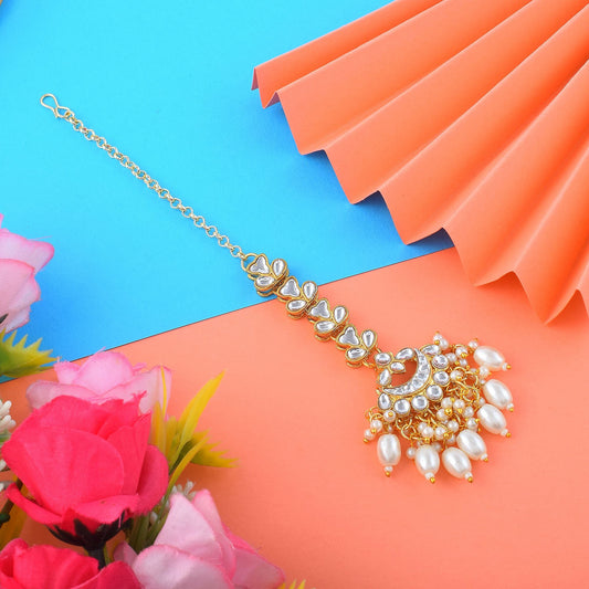 Atemberaubende Kundan Maang Tikka in Weiß, entworfen mit authentischem indischem Brautschmuckhandwerk