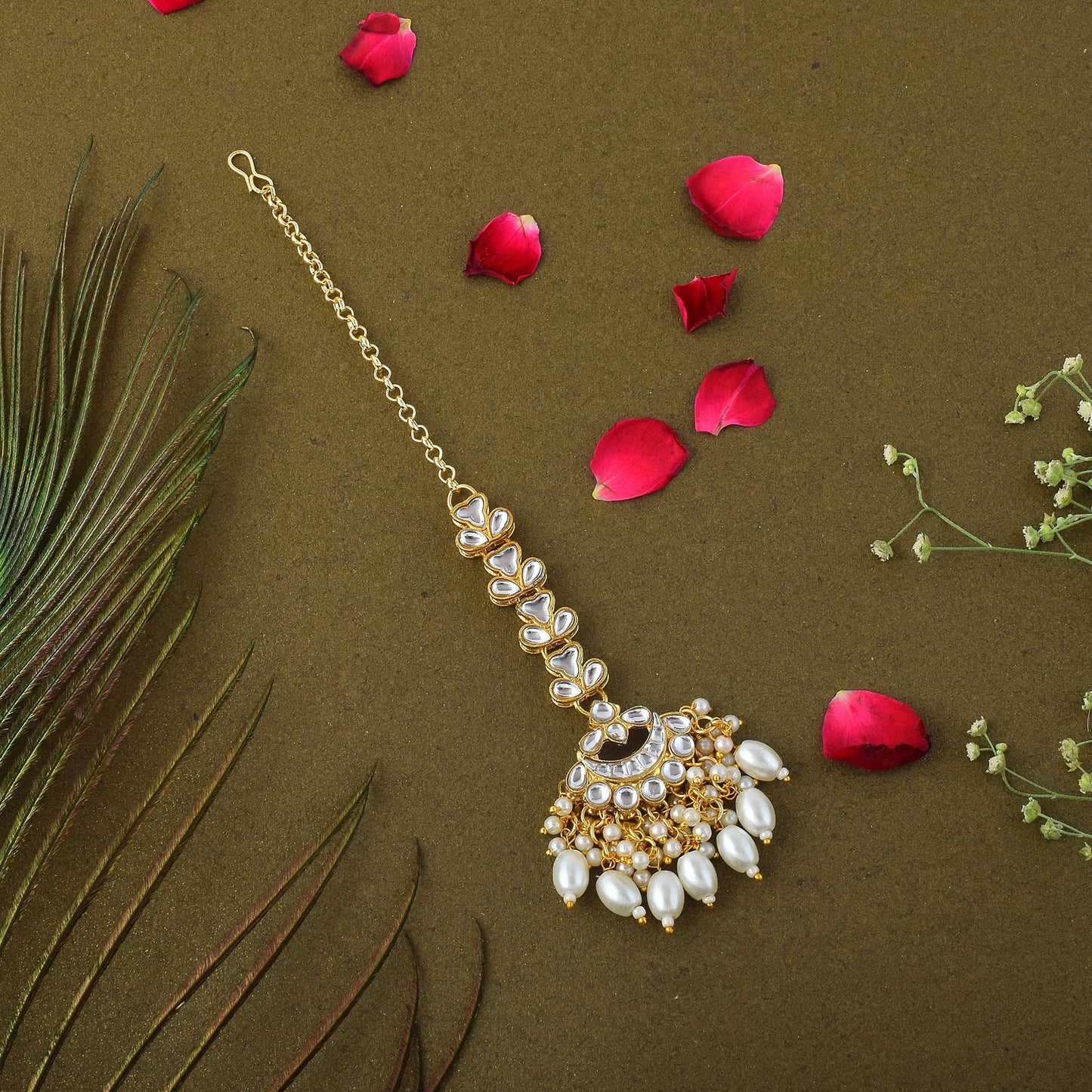 Atemberaubende Kundan Maang Tikka in Weiß, entworfen mit authentischem indischem Brautschmuckhandwerk