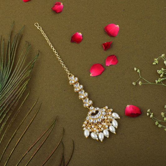 Atemberaubende Kundan Maang Tikka in Weiß, entworfen mit authentischem indischem Brautschmuckhandwerk