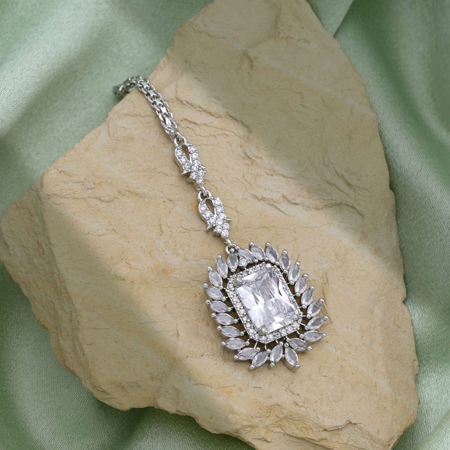 Silberfarbenes, strahlendes American Diamond Maang Tikka für die Partykollektion für Damen
