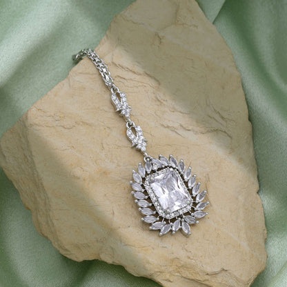 Silberfarbenes, strahlendes American Diamond Maang Tikka für die Partykollektion für Damen