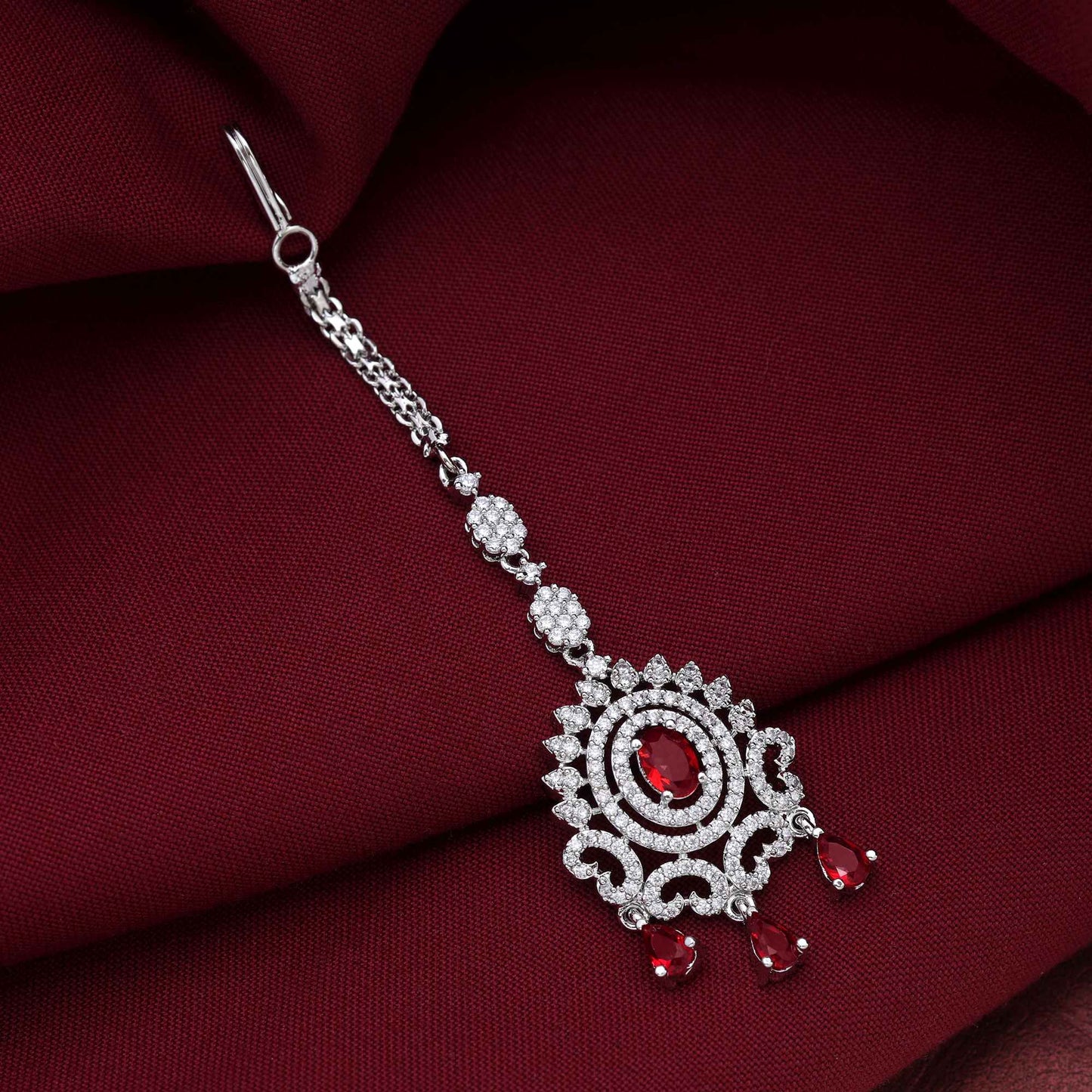 Roter, wunderschöner Maang Tikka für traditionelle und Hochzeitslooks, besetzt mit amerikanischen Diamanten
