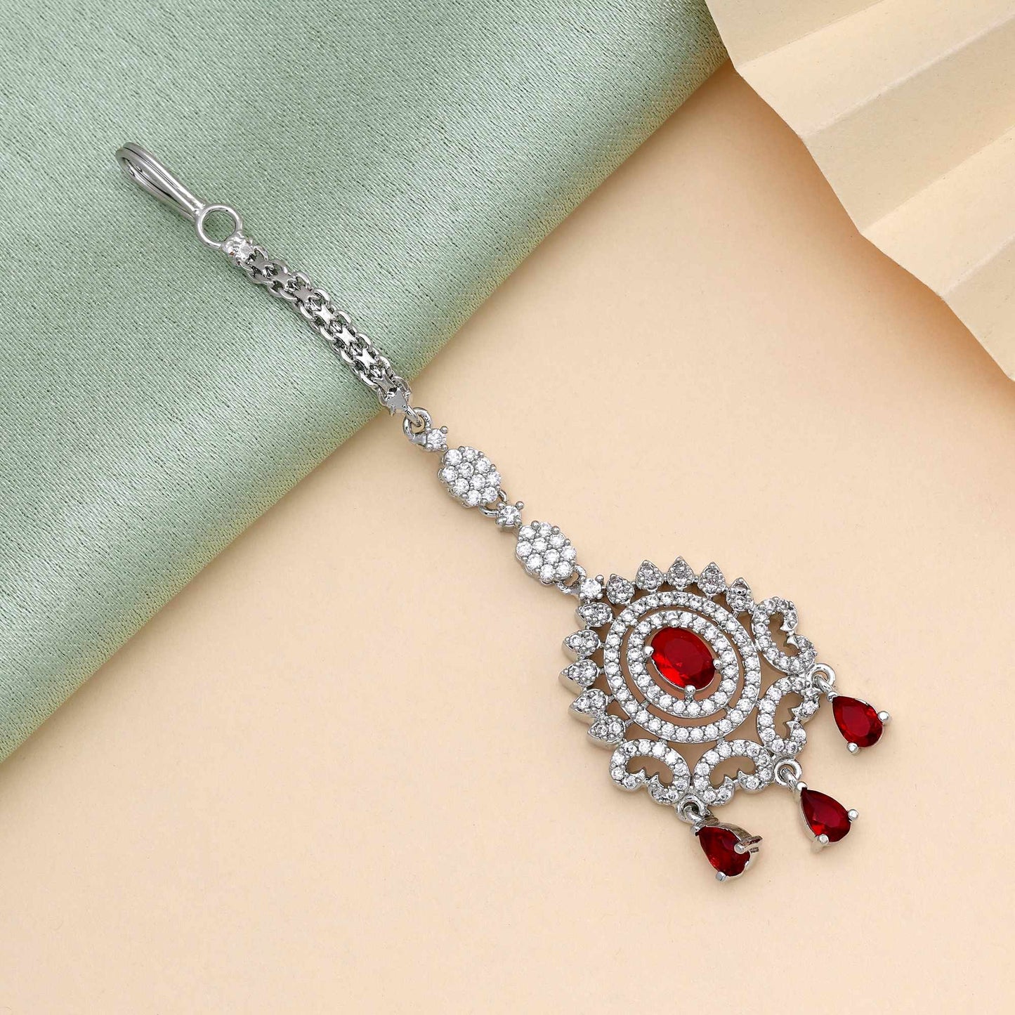 Roter, wunderschöner Maang Tikka für traditionelle und Hochzeitslooks, besetzt mit amerikanischen Diamanten