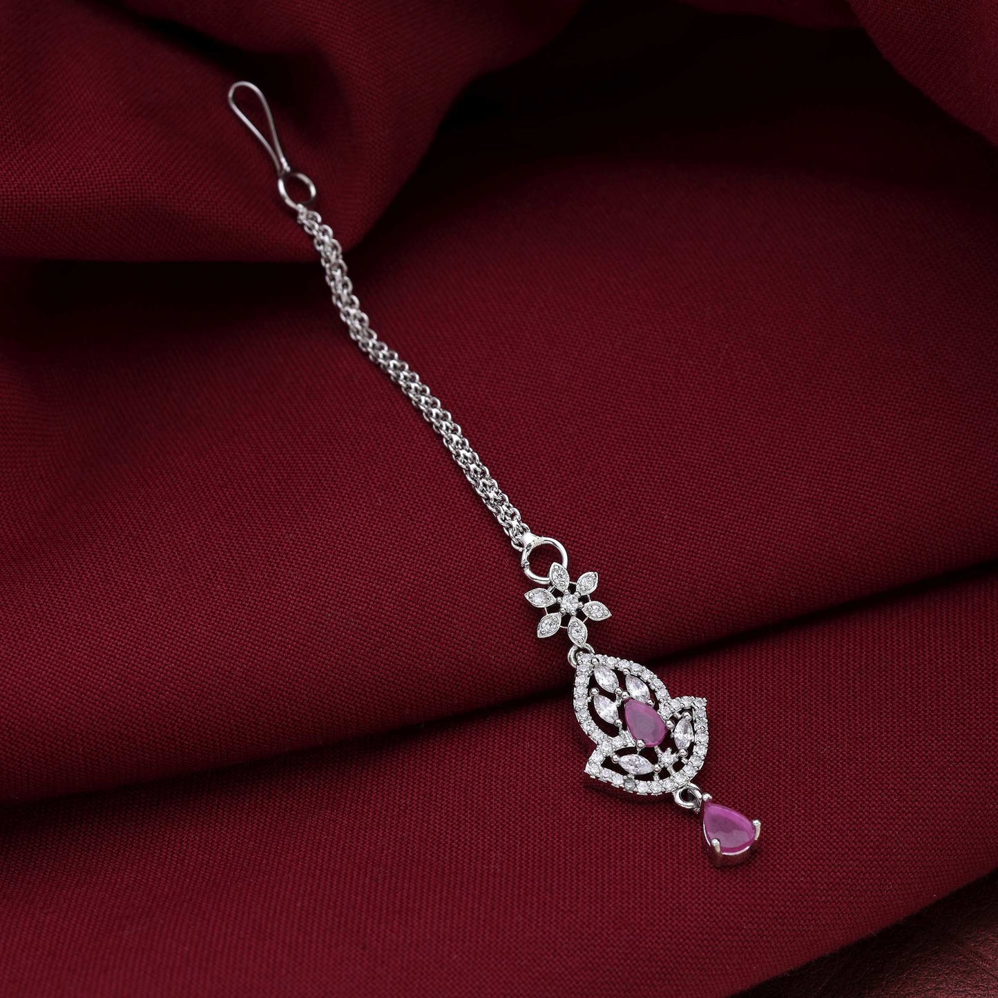 Rani Farbe Elegante Braut American Diamond Maang Tikka für festliche Anlässe und Feierlichkeiten