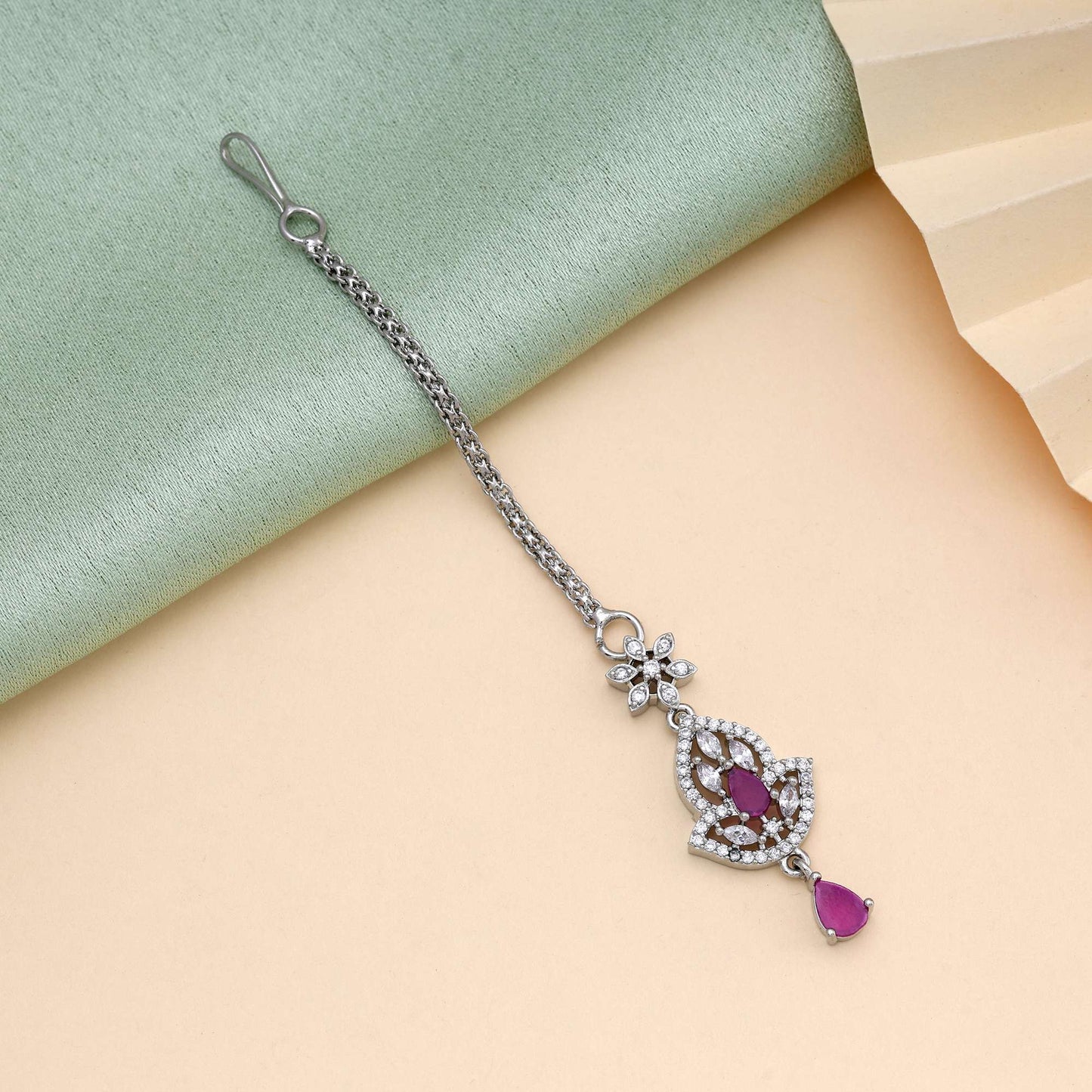 Rani Farbe Elegante Braut American Diamond Maang Tikka für festliche Anlässe und Feierlichkeiten